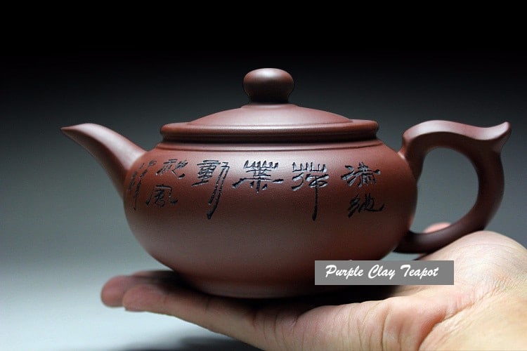 Théière Yixing en argile violette avec gravure chinoise_3