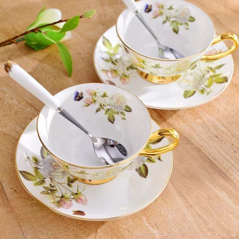 Service à thé anglais à décoration floral et dorée_11