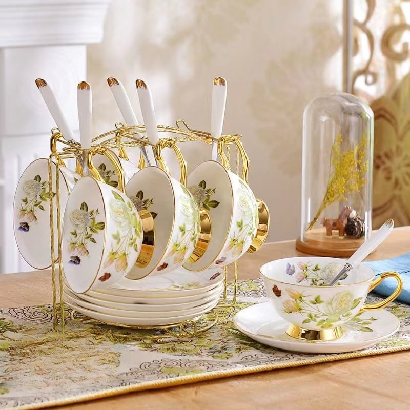 Service à thé anglais à décoration floral et dorée Lot de 6 pièces
